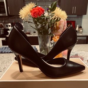 Selling these beautiful Simple black toe heels designed by Catherine Malandrino.
